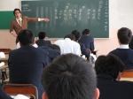 不登校や学力不振などから全日制高校への進学をあきらめてしまった生徒のニーズに応え、「できるだけ全日制高校に近い、または同じ環境」で学べる通信制高校があります。