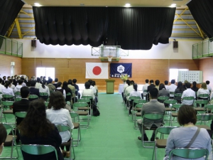 10月1日（金）、長尾谷高校枚方本校の体育館で後期入学生の入学式が開催されました。