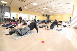 2月7日（火）、湘南一ツ星高等学院（神奈川県藤沢市）は、フィットネスクラブを貸し切り、来年度入学予定の中学3年生を交えてエクササイズを行いました。