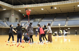 一ツ葉高等学校（本校：熊本県上益城郡）が11月21日（水）、関東3キャンパスによる合同の体育祭を神奈川県川崎市の「とどろきアリーナ」で実施しました。出場キャンパスは代々木、立川、千葉で、全8種目がキャンパス対抗で競われました。