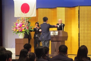 卒業式では田中雄一校長から卒業証書が手渡されました