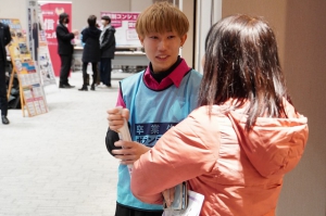 学びリンク主催の「通信制高校合同相談会」（全国40会場以上）では、各地域の通信制高校在校生・卒業生による「在校生ボランティア」「卒業生ボランティア」が運営に携わってくれています。運営に協力しつつ、来場者との対話を通して、自身の経験などを伝えています。会場では実際にどんなことをしているのか。今回は、愛知・名古屋の会場で運営に携わる伊藤樹來さんにお話を伺いました。（聞き手：学びリンク 小野ひなた）