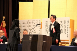 大阪府の東朋高等専修学校（技能連携校／大阪市天王寺区）は、4月8日（月）、シェラトン都ホテル大阪で平成31年度入学式を挙行しました。この日、同校の「普通科」「総合教育学科（特別支援コース）」の新入生が入学を許可されたほか、東朋高等専修学校が技能連携を結ぶ科学技術学園高校（通信制高校／東京都世田谷区）も合わせて挙行されました。