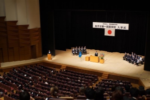 4月21日（月）、あずさ第一高等学校の令和7年度入学式が文京シビックホールにて挙行されました。当日は、野田本校・柏・千葉・さいたま・立川・町田・横浜キャンパスの新入生とその保護者が一堂に会しました。