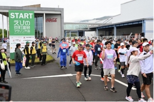 日章学園九州国際高等学校は、4月20日（日）に開催された第37回えびの京町温泉マラソンに、ランナー・ボランティア・応援と、全校を挙げて参加しました。