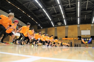 飛鳥未来高校（本校：奈良県天理市櫟本町）の関東4キャンパスが、6月5日（水）、毎年恒例の合同体育祭「ASU☆FES」を東京都世田谷区の駒沢オリンピック公園総合運動場で開催しました。「ASU☆FES」は、6種目の運動競技のほか、ダンスや楽器演奏などのパフォーマンス、Tシャツ、横断幕、法被デザインなど芸術面も含めた総合評価で優勝を競う飛鳥未来高校独自の体育祭。運動が苦手な生徒でも活躍ができる機会が多いイベントです。