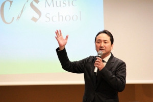 民音音楽博物館が主催する不登校支援フォーラム「民音文化講演会」が2月24日（月）、東京・新宿区で行われ、福岡県の音楽学校「C＆S音楽学院」の毛利直之学院長が講演を行いました。