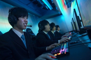 話題のeスポーツについて、近年多くの通信制高校、サポート校、高等専修学校が部活や専門コースを設置して本格的に取り組んでいます。