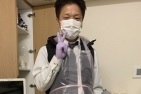 白血病を患い入院中の生徒さんに対し、無菌室で学習支援を行う先生