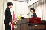 松陰高校みなとみらい学習センター（横浜市、通信制高校）が令和元年度卒業証書授与式を横浜市内で行いました。この日、卒業生40名が渡辺宏美校長より卒業証書を授与されました。