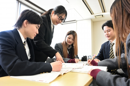 「自ら学び、教えあう」ゼミ学習は、自然に個性と実力を伸ばします