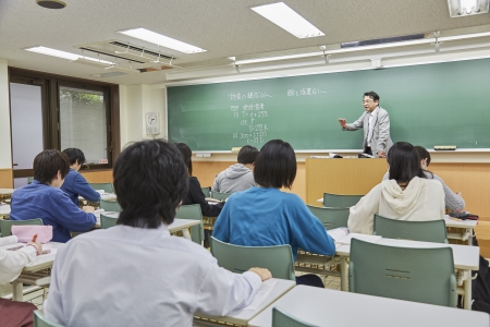 数多くの卒業生が、大学・短大・専門学校に進学しています 