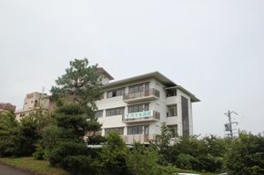 志摩賢島本校。昔ホテルだった建物を改装した学校で、眺望は抜群です