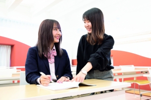 わからないところは、先生がすぐそばで教えてくれるから安心!